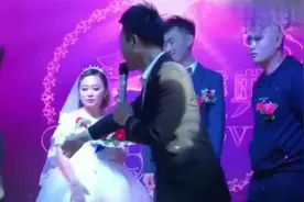 婚礼现场，按照主持人的提示，新郎和伴郎亲起来了，爆笑全场！视频封面