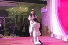 何猷君单膝跪地向奚梦瑶求婚，女方落泪答应，二人当场深情拥吻视频封面
