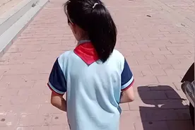 女儿肚子痛，吃了药，下午还坚持上课，只因期末考试将近视频封面