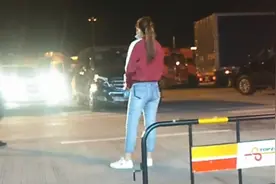 服务区也能碰到这样漂亮性感的小姐姐，穿牛仔裤的小姐姐最性感视频封面