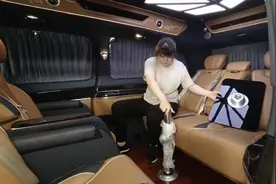卫姐给它装上可拆卸的小桌板以后，这款V级订制商务车的气质更A啦视频封面
