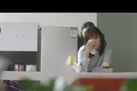 妹子心虚了！误把帅哥的礼物当成垃圾扔掉！视频封面