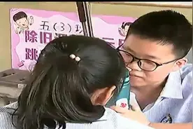 五年级男孩送全班情书恶搞，老师知道后，非但不指责还教他怎么写视频封面
