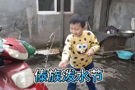 两个熊孩子遭宝妈一顿毒打，究竟犯了多大的错误，宝妈感叹：该打视频封面