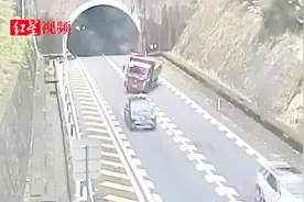 高速隧道口 越野车因这个举动害惨后方货车 负全责还要赔十几万视频封面