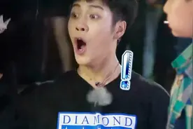 传说的豪气光头哥竟是个小朋友！王嘉尔惊呆了，鼻孔瞬间放大！视频封面