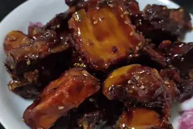 糖醋排骨好吃有秘诀，不放酱油也色泽红亮，肉质鲜嫩不柴，快试试