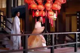 王爷跳进水里救容乐，不料容乐却主动亲了他，水下之吻太浪漫视频封面