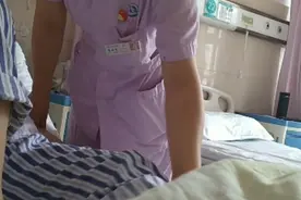 美女病人输了几天液，手肿得老高，像发面窝窝一样，怎么办呢视频封面