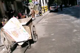 初五上班进行时，街上的人不是很多！疫情时期能不出门尽量不出门视频封面