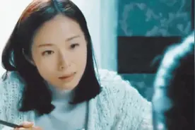 女儿吃饭用脚踢妈妈，妈妈低头看，没想到桌布底下有怪东西！视频封面