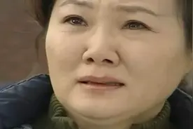 大妈躲得远远看女儿，眼泪哗哗往下掉，看到女儿隆起的肚子愣了视频封面