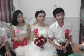 广西一小伙结婚，新娘很漂亮，到家了都舍不得放手，亲了又亲视频封面