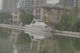 郑州一小区里有个大湖！湖中间还有别墅游艇，真气派视频封面