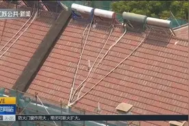 小区出新，屋顶光刷漆不换瓦？工人称喷了漆看起来就像新的视频封面