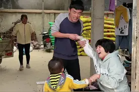 儿媳妇怀孕已经八个月了，坐下自己都起不来了，宝贝真棒，知道照顾妈妈了，今年再添一口人#婚姻 #家庭视频封面