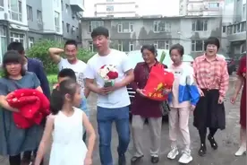 吉林小伙接亲，新郎手捧鲜花穿着随意，带着几个人出发了视频封面