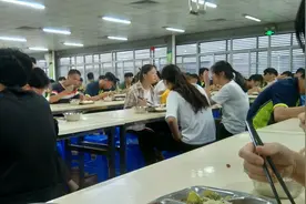 东莞凤岗最大的工厂，早餐超便宜，早上吃1块5就可以饱一天！视频封面