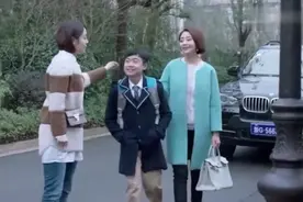 姐姐去接弟弟放学，弟弟全班男生都震惊了：你姐太漂亮了！视频封面