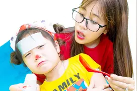 小萝莉不想上学原来是发烧了，打喷嚏 流鼻涕 妈妈量体温爸爸喂药视频封面