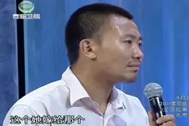 26岁女教师背残疾男孩读书，时光变迁23年后，男孩身价千万报恩！视频封面