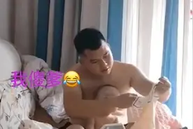 爸爸给女儿穿裙子，研究了半天，愣是不知道该咋开始视频封面