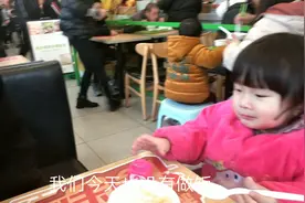 小年到家家户户吃团圆饭，老乡鸡坐无缺席，生意爆满。视频封面