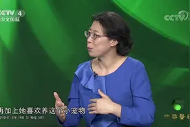 女性生理期常常会长痘痘，这是为什么？来听听专家怎么说视频封面