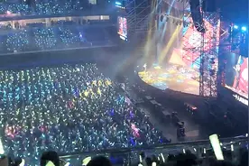许嵩演唱会上一首《素颜》引起万人大合唱，这又是多少90后的回忆视频封面