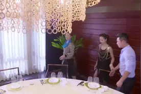 小伙请富豪丈母娘吃饭，当场却被另一女孩带走，丈母娘眼睛气直了视频封面