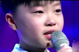 十岁孩子一首《当你老了》，开口就唱的眼含泪水，感动全场！视频封面