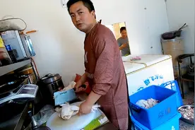 农村小伙大胆投资10万元开餐馆，一天赚多少钱？他只回答了三个字视频封面
