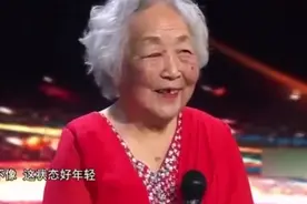91岁老奶奶穿一袭红衣登台，80年前就爱唱歌，一开嗓果然宝刀未老视频封面