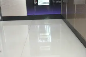 为什么厨房地板拖完还是黏黏的？学会这诀窍，拖一拖洁净不粘鞋视频封面