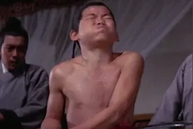小男孩为了证明自己没有偷吃鹅，用刀剖开了自己的肚子。视频封面