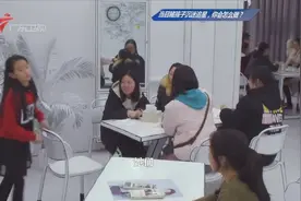 少女疯狂追星当众向母亲要钱，没想到遇“粉丝团”用亲生经历劝解视频封面