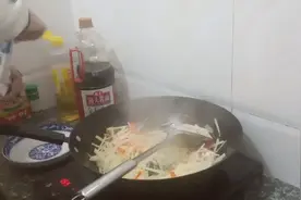 老吃货用电磁炉炒土豆丝，居然不粘锅，这技术丽丽我可不行