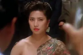 赌神和日本赌术高手摇骰子，六个骰子摇成五点。视频封面