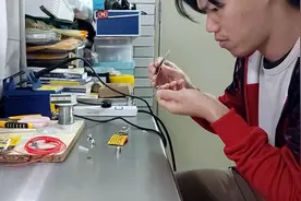 春节不出行在家搞耳机，小伙记录如何制作一条DIY耳机视频封面