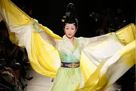 41岁李玉刚又火了！女装造型惊艳巴黎时装周，老外：咋是男的？视频封面