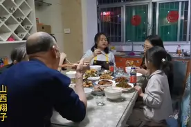 除夕夜，山西交城人年夜饭，板鸭、鱼腥草、饺子、汾酒，越喝越有视频封面