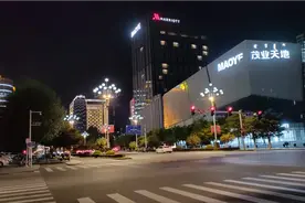 内蒙古包头夜景，高楼大厦矗立在路边，灯光照耀在钢铁大街上视频封面