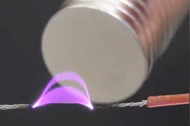 电是什么样子的？把磁铁贴在电流上，有趣的现象发生了视频封面