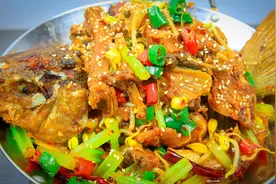 大厨教你干锅鱼的家常做法，麻辣鲜香，用料够足，看着都流口水视频封面