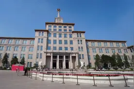 中国人民革命军事博物馆，位于北京天安门西面的长安街延长线上视频封面