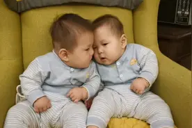 双胞胎萌宝相互依偎在一起，看这表情动作真是太可爱了！视频封面