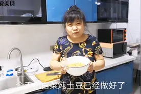 刘红家常美食白菜炖土豆，儿子吃了大半碗，还没吃饱视频封面