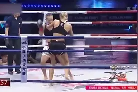 中国女将惨被金发女拳王踢中裆部，重拳爆头成功复仇视频封面