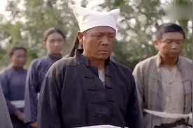 老父亲下葬，儿子还想再看他一眼，不料打开棺材顿时呆了！视频封面