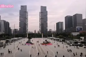 2020年国庆假期第六天 亚洲最大高铁枢纽之一的站前广场太气派了视频封面